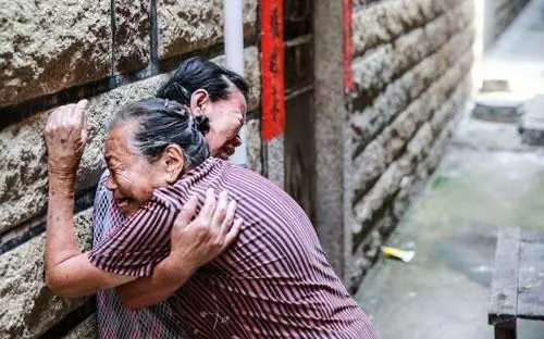 奶奶去世後不久,女兒對著窗外大喊奶奶,全家人跑出去,傻眼了...集體朝著窗外的方向跪拜!