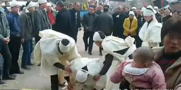 奶奶去世後不久,女兒對著窗外大喊奶奶,全家人跑出去,傻眼了...集體朝著窗外的方向跪拜!