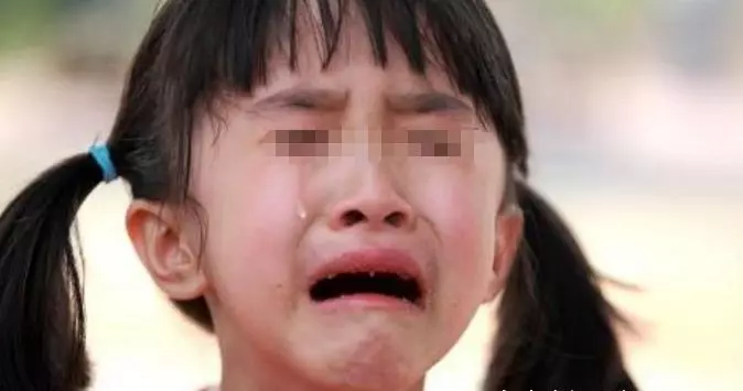 奶奶去世後不久,女兒對著窗外大喊奶奶,全家人跑出去,傻眼了...集體朝著窗外的方向跪拜!