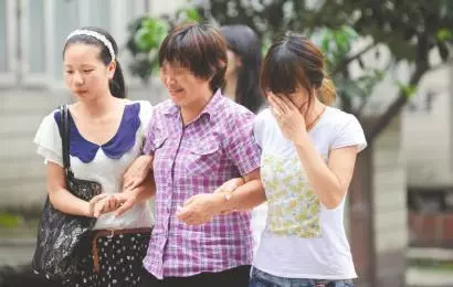 奶奶去世後不久,女兒對著窗外大喊奶奶,全家人跑出去,傻眼了...集體朝著窗外的方向跪拜!
