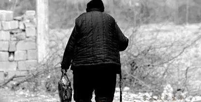 奶奶去世後不久,女兒對著窗外大喊奶奶,全家人跑出去,傻眼了...集體朝著窗外的方向跪拜!