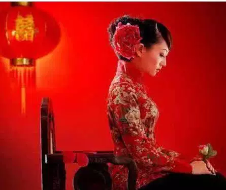 奇葩!洞房花燭夜,婆婆把老公趕走,要我脫光給她檢查,我竟然...