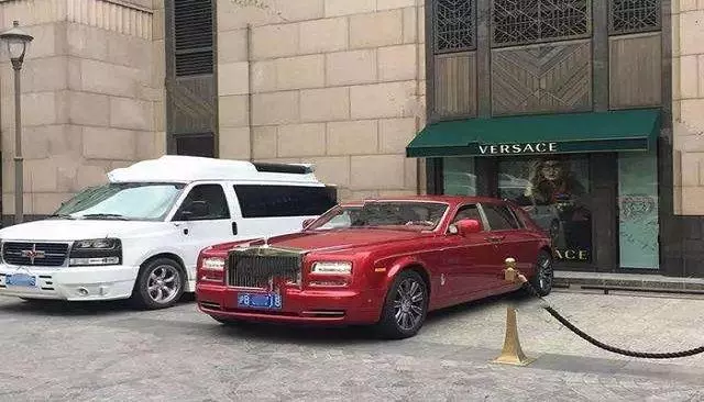 富婆「包吃包住月薪50萬」招男司機 開七百萬豪車!只有「四個要求」卻無人敢應聘 -