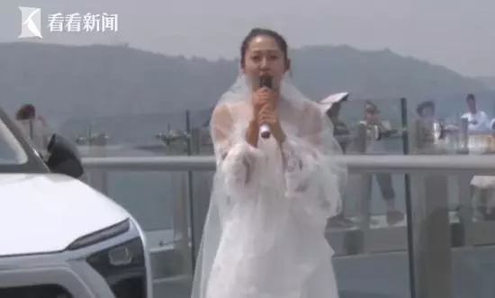 富豪女霸氣「送跑車+500萬」要男友娶她 唯一條件「爬上玻璃棧道」結局超級尷尬 -