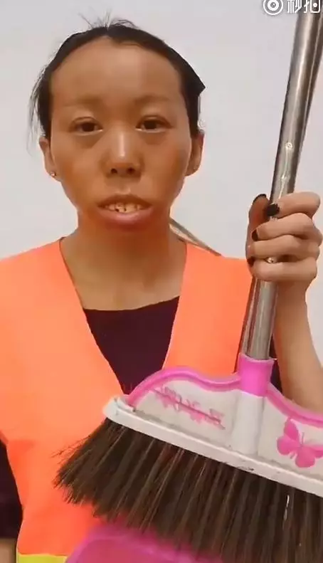 整形級化妝術又來了!打掃阿姨當場變妝 兩三下「暴牙黃臉大嬸→韓系V臉正妹」網友全服了 -