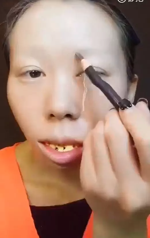 整形級化妝術又來了!打掃阿姨當場變妝 兩三下「暴牙黃臉大嬸→韓系V臉正妹」網友全服了 -