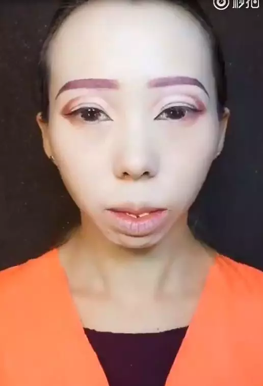 整形級化妝術又來了!打掃阿姨當場變妝 兩三下「暴牙黃臉大嬸→韓系V臉正妹」網友全服了 -