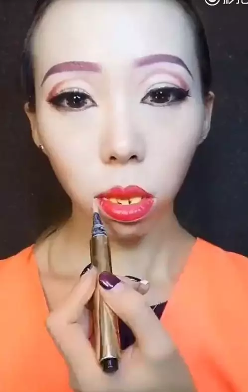 整形級化妝術又來了!打掃阿姨當場變妝 兩三下「暴牙黃臉大嬸→韓系V臉正妹」網友全服了 -