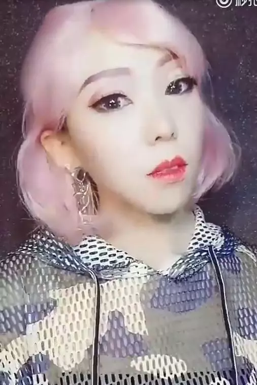 整形級化妝術又來了!打掃阿姨當場變妝 兩三下「暴牙黃臉大嬸→韓系V臉正妹」網友全服了 -