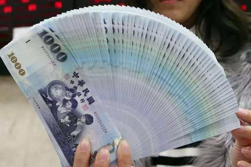 不再只領22K!基本工資調漲確定了 明年月薪變23100、時薪150起跳 -