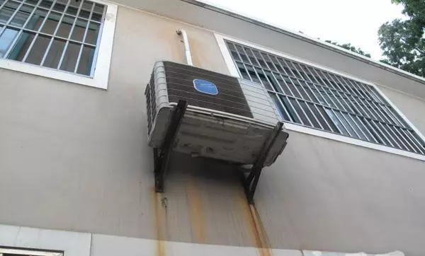 空調外機要不要遮一下?怕不怕日曬雨淋?好多人都想錯了 -