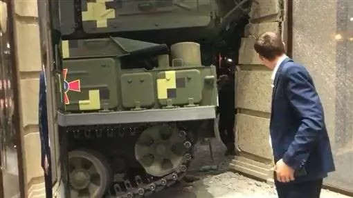 烏克蘭閱兵出包!飛彈發射車直撞大樓