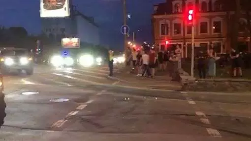 烏克蘭閱兵出包!飛彈發射車直撞大樓