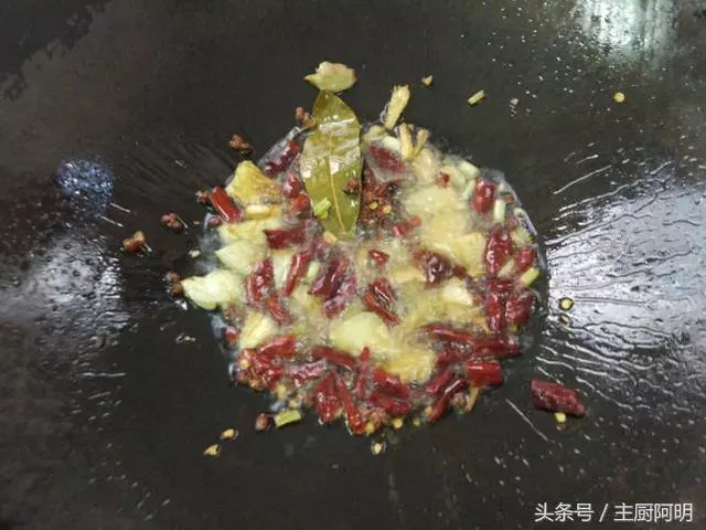 為什麼你炒的田螺不好吸,別人炒的輕輕一吸就出來,關鍵在這裡!