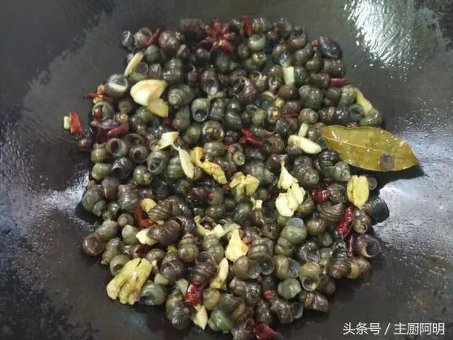 為什麼你炒的田螺不好吸,別人炒的輕輕一吸就出來,關鍵在這裡!