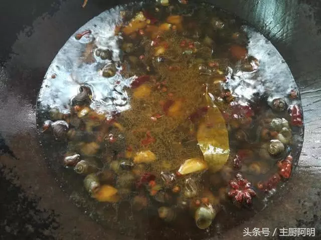為什麼你炒的田螺不好吸,別人炒的輕輕一吸就出來,關鍵在這裡!