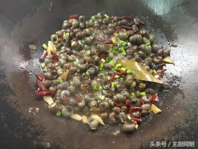 為什麼你炒的田螺不好吸,別人炒的輕輕一吸就出來,關鍵在這裡!