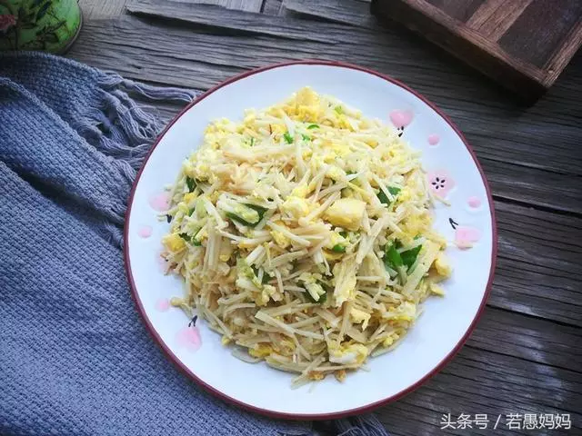 別再用韭菜炒雞蛋了,用它炒雞蛋,脆嫩爽口,好吃到停不下筷子