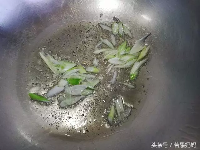 別再用韭菜炒雞蛋了,用它炒雞蛋,脆嫩爽口,好吃到停不下筷子