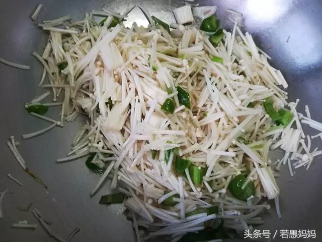 別再用韭菜炒雞蛋了,用它炒雞蛋,脆嫩爽口,好吃到停不下筷子
