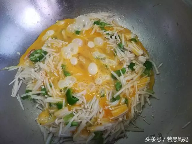 別再用韭菜炒雞蛋了,用它炒雞蛋,脆嫩爽口,好吃到停不下筷子