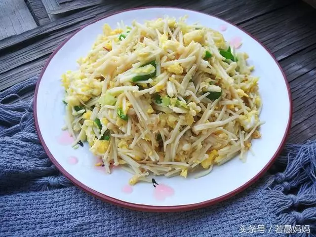 別再用韭菜炒雞蛋了,用它炒雞蛋,脆嫩爽口,好吃到停不下筷子