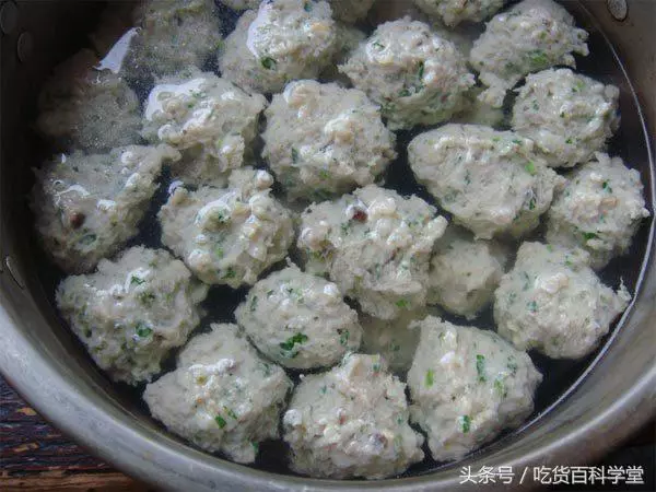 煮「肉丸湯」時,很多人第一步就做錯了,難怪肉丸一煮就散