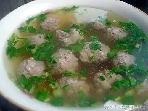 煮「肉丸湯」時,很多人第一步就做錯了,難怪肉丸一煮就散