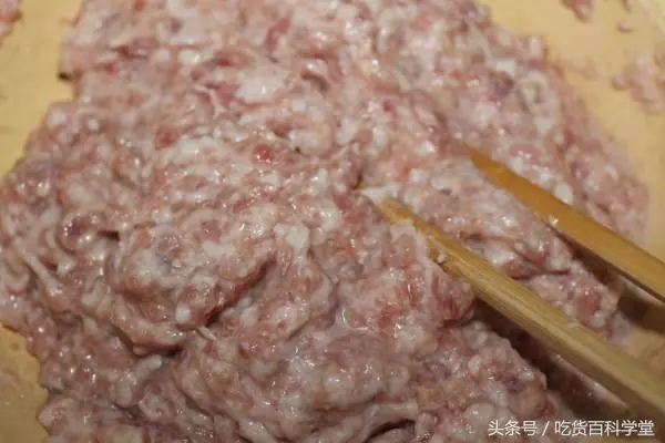 煮「肉丸湯」時,很多人第一步就做錯了,難怪肉丸一煮就散