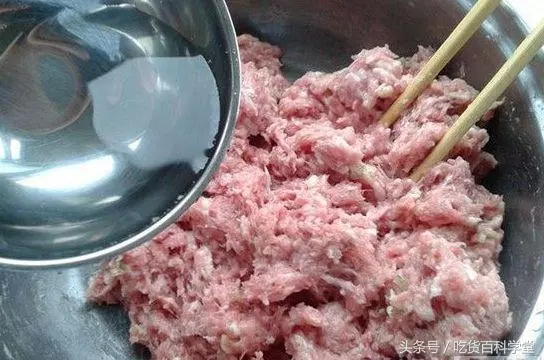 煮「肉丸湯」時,很多人第一步就做錯了,難怪肉丸一煮就散