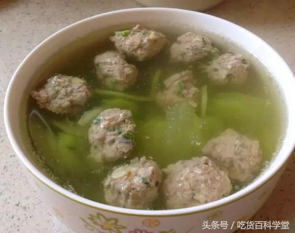 煮「肉丸湯」時,很多人第一步就做錯了,難怪肉丸一煮就散