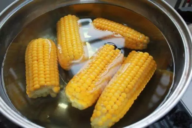 水煮玉米時,很多人都用錯了「水」,難怪玉米又老又硬