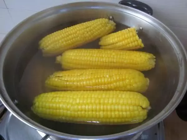 水煮玉米時,很多人都用錯了「水」,難怪玉米又老又硬