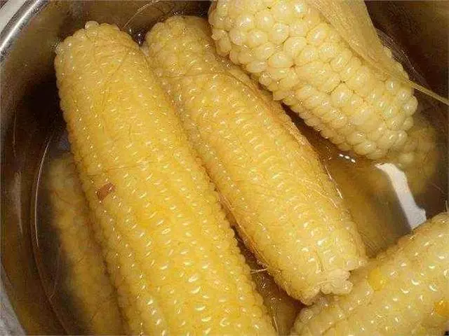 水煮玉米時,很多人都用錯了「水」,難怪玉米又老又硬