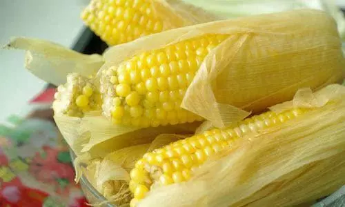 水煮玉米時,很多人都用錯了「水」,難怪玉米又老又硬