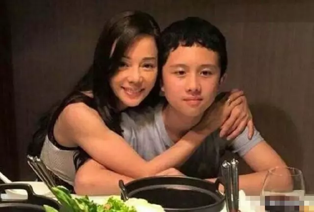 台灣女星狄鶯和兒子同睡15年,兒子有了生理反應才分房,溺愛過度最終毀了孩子!