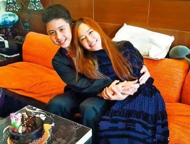 台灣女星狄鶯和兒子同睡15年,兒子有了生理反應才分房,溺愛過度最終毀了孩子!