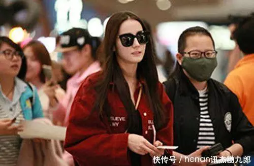 明星對助理的態度:熱巴搞怪,楊冪撒嬌,她卻讓助理跪地半小時!