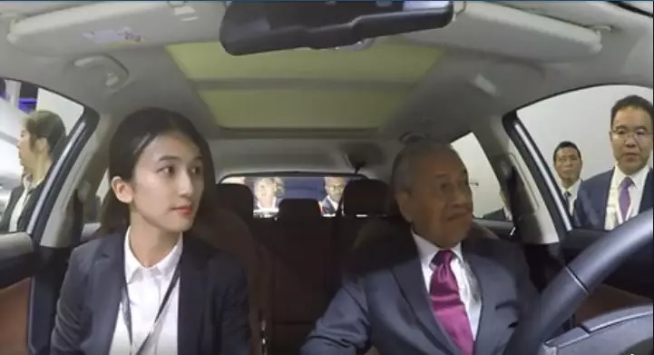 【原來是馬來西亞人!】在中國為首相示範Proton智能語音系統的美女,是大馬獨中生!視頻在網上瘋傳!