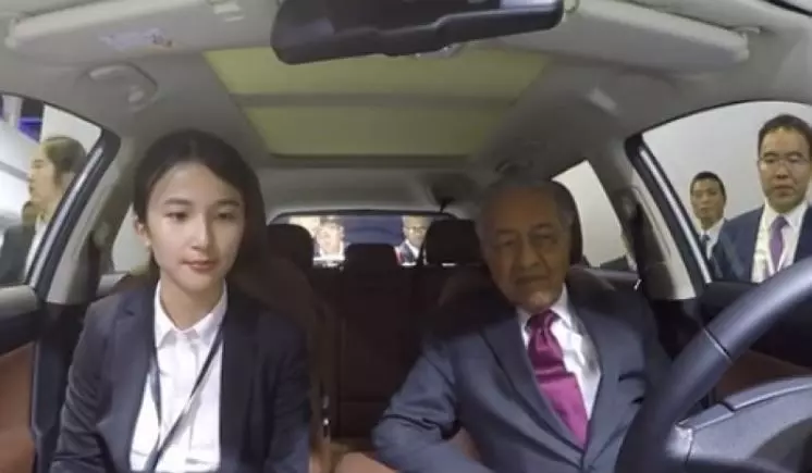 【原來是馬來西亞人!】在中國為首相示範Proton智能語音系統的美女,是大馬獨中生!視頻在網上瘋傳!