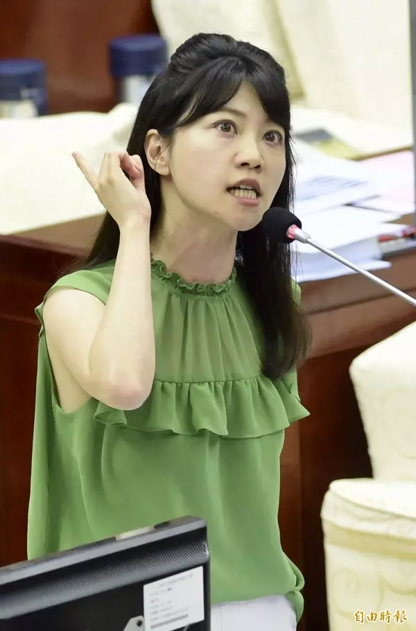 徐巧芯、王鴻薇為責任里互槓 鏡頭前互祭眼淚攻勢