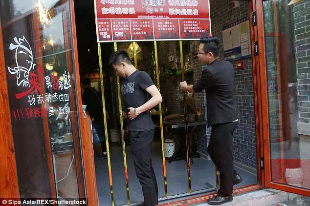 靠身材吃飯!餐廳推出只要可以穿過「15cm超窄欄杆」吃喝全免費!