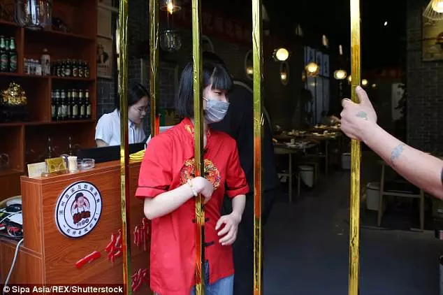 靠身材吃飯!餐廳推出只要可以穿過「15cm超窄欄杆」吃喝全免費!