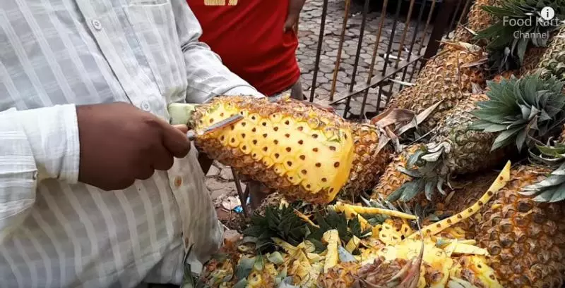 印度連攤販老闆都開掛!這熟能生巧的「切鳳梨招數」讓人看了口水直流阿!