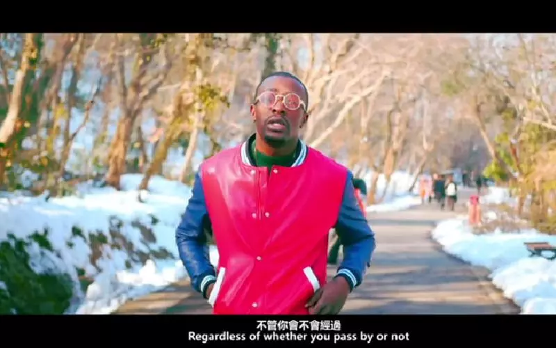 黑人小哥又來了,翻唱夯曲《追光者》一開口深情又迷人的嗓音...網友讚:不輸原唱!