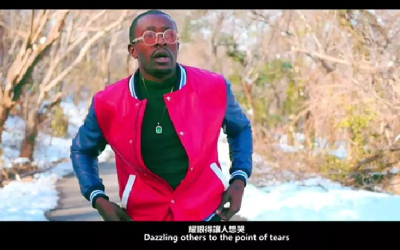 黑人小哥又來了,翻唱夯曲《追光者》一開口深情又迷人的嗓音...網友讚:不輸原唱!