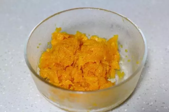 這款南瓜麵包非常適合老人和孩子吃,柔軟香甜,色澤誘人,軟萌萌~
