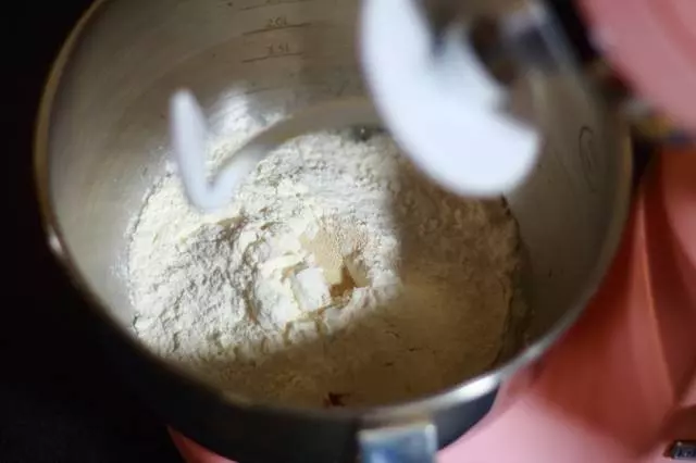 這款南瓜麵包非常適合老人和孩子吃,柔軟香甜,色澤誘人,軟萌萌~