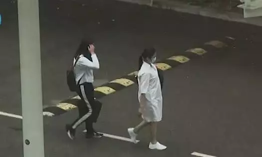 劉德華全家出遊,女兒粘著爸爸笑的超開心,朱麗倩卻全程沒人搭理