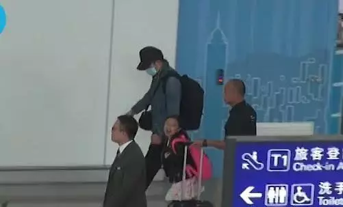 劉德華全家出遊,女兒粘著爸爸笑的超開心,朱麗倩卻全程沒人搭理